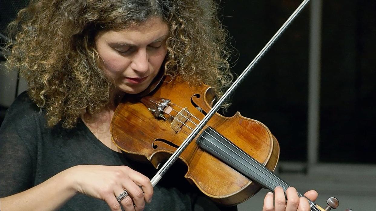 Die bulgarische Musikerin Biliana Voutchkova hat über die sozialen Medien zu einem neuen, kostbaren Instrument gekommen. Foto: Pandelis Karayorgis/Privat