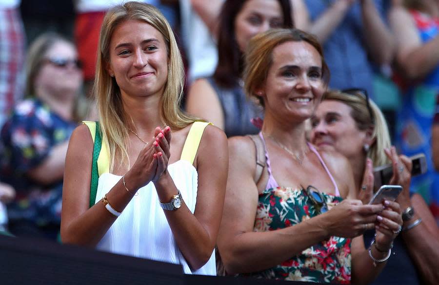 Große Freude in der Box von Mischa Zverev. Seine Freundin (l). applaudiert stolz...