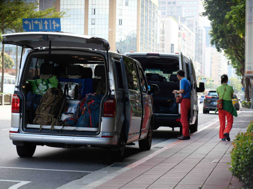 兩台休旅車的後車廂都被行李塞得滿滿，看來Selina為了百岳初體驗之行，準備得非常周全。（圖／本刊攝影組）  