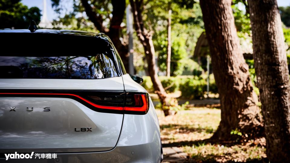 Lexus LBX車尾包含了貫穿式燈條與L字形尾燈架構，兼容既有品牌特色的同時也呈現不同風貌。