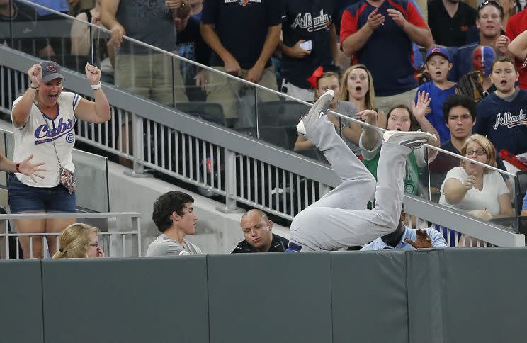 Cubs outfielder Kyle Schwarber took a tumble Monday night. (AP Photo)