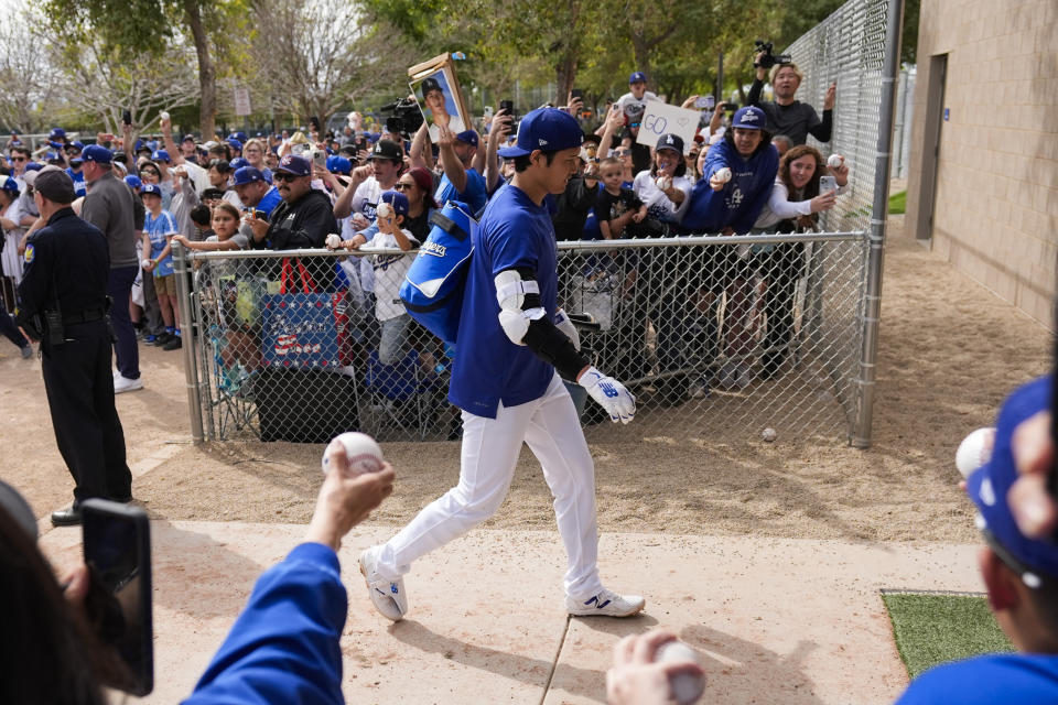 <strong>球迷競相向大谷索取簽名。（圖／美聯社）</strong>