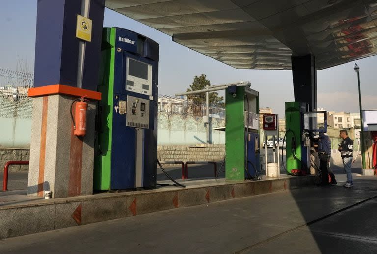 Trabajadores trabajan en una bomba fuera de servicio en una gasolinera cerrada en Teherán, Irán, el lunes 18 de diciembre de 2023. Casi el 70% de las gasolineras de Irán quedaron fuera de servicio el lunes tras un posible sabotaje, en referencia a los ciberataques, informó la televisión estatal iraní. (AP Photo/Vahid Salemi)