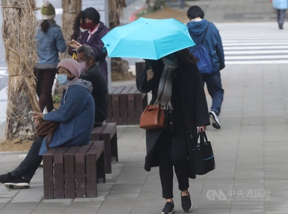 寒流來襲全台急凍不到10度，氣象局也持續發布低溫特報。(中央社)