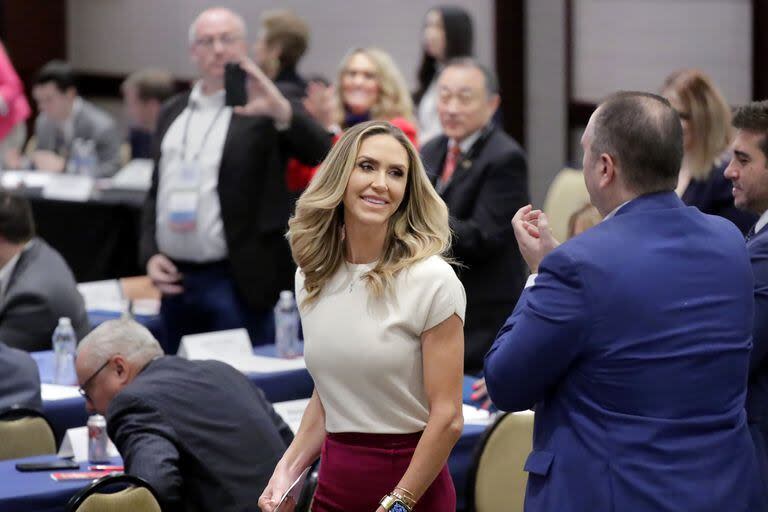 Los miembros del Comité Nacional Republicano felicitan a Lara Trump tras su designación como copresidenta de la organización