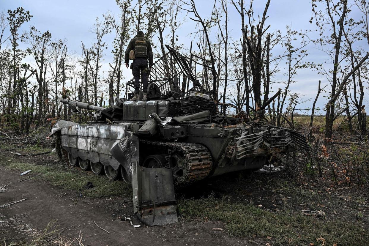 An abandoned and disabled Russian tank. <a href="https://www.gettyimages.com/detail/news-photo/this-photograph-taken-on-september-11-shows-a-ukranian-news-photo/1243164354?adppopup=true" rel="nofollow noopener" target="_blank" data-ylk="slk:Juan Barreto/AFP via Getty Images;elm:context_link;itc:0;sec:content-canvas" class="link ">Juan Barreto/AFP via Getty Images</a>