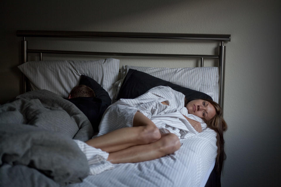 Muchas parejas que comparten cama no duermen bien juntas. Algunos tienen problemas para conciliar el sueño y permanecer dormidos; y esto podría evitarse con el método de sueño escandinavo: algo tan sencillo como usar dos sábanas. (Foto: Getty)