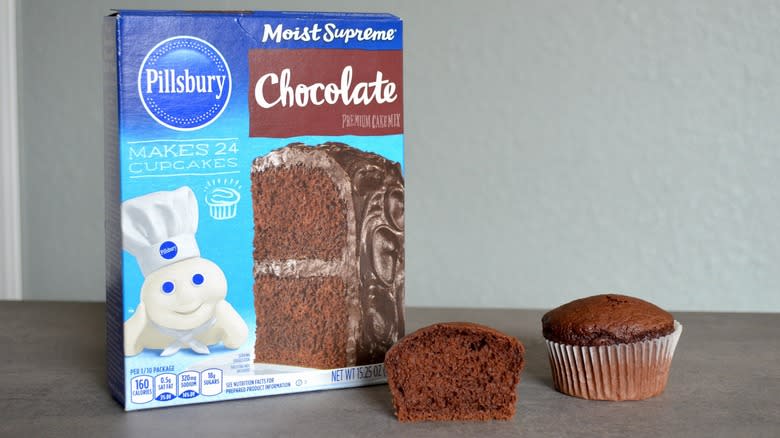 Pillsbury cake mix and cupcake