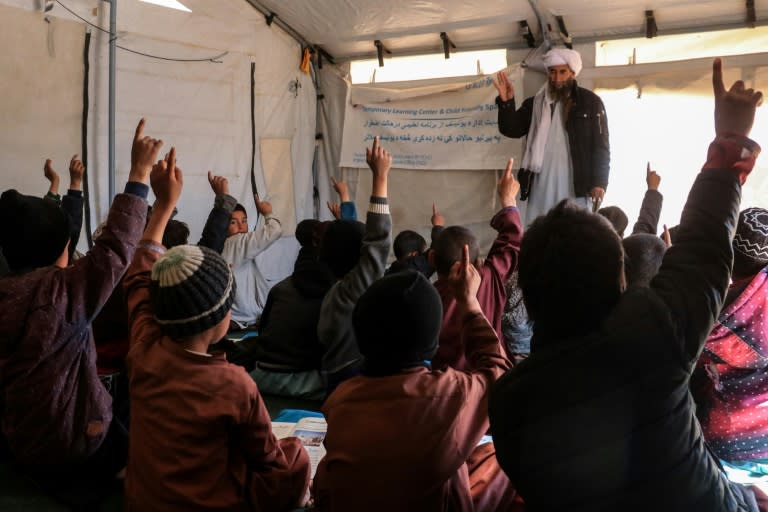 Des écoliers dans une école de fortune installée sous une tente à Kashkak, dans la province d'Herat, le 3 avril 2024 en Afghanistan (Mohsen KARIMI)