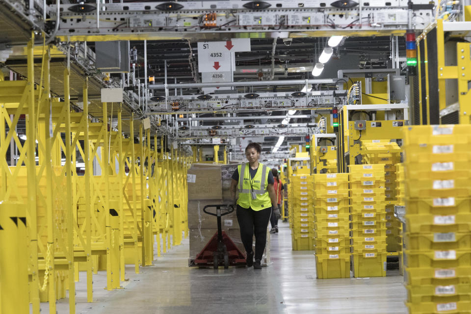 Una bodega de Amazon en Nueva York, una de las muchas desde la que gestiona los envíos de la mercancía que vende en línea. (AP)