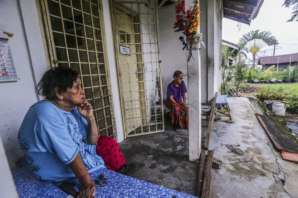 Residents are seen at their chalets on the settlement. — Picture by Hari Anggara