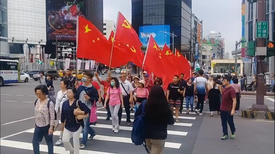 ▲五星旗環繞西門町。（圖／西門町台獨旗隊提供）