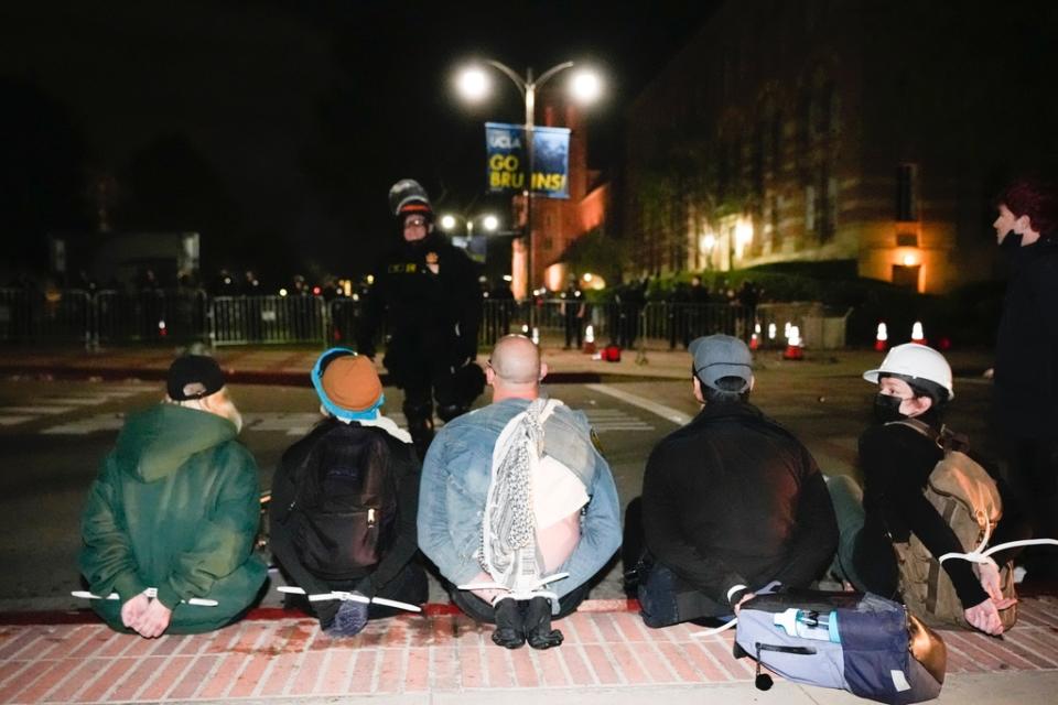 加州警方2日清晨進入UCLA校園，強勢清除學生設立的支持巴勒斯坦營地，逮不多名抗議者。美聯社