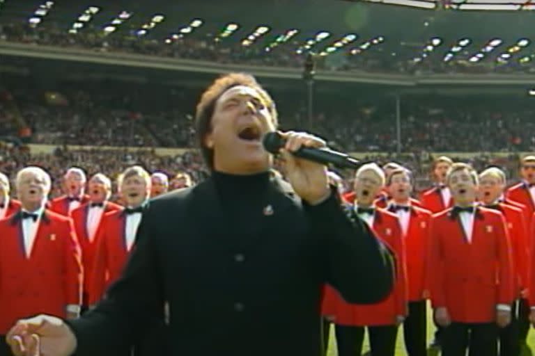 Tom Jones interpretando "Delilah" en un partido entre Gales e Inglaterra