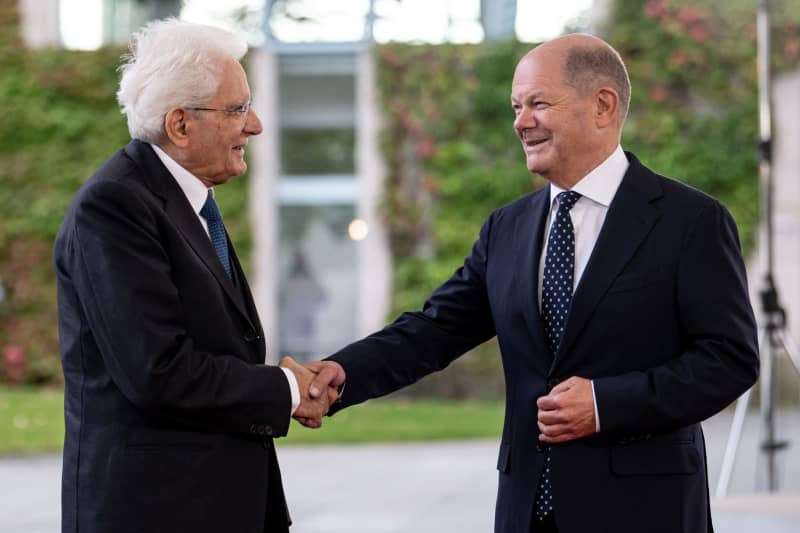 German Chancellor Olaf Scholz (R) welcomes Sergio Mattarella (L), President of Italy, during his visit to the Federal Chancellery. Fabian Sommer/dpa