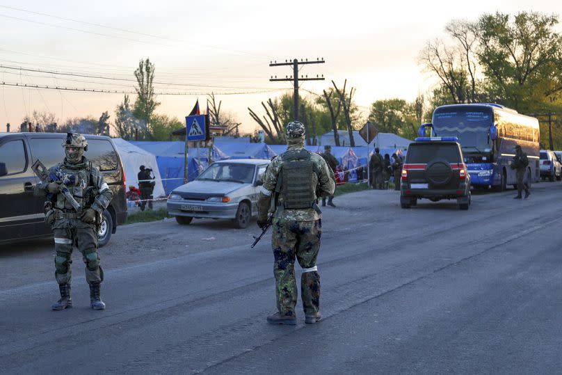 Las fuerzas rusas vigilan el campamento donde se encuentran los residentes locales que abandonaron un refugio en el Combinado Metalúrgico Azovstal.