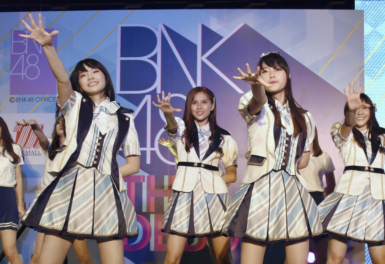 BNK48 bei einem Auftritt. (Bild: The Yomiuri Shimbun via AP Images)