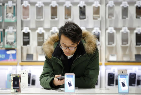 A man tries out a Samsung Electronics' smartphone at its store in Seoul, South Korea, January 23, 2017. REUTERS/Kim Hong-Ji