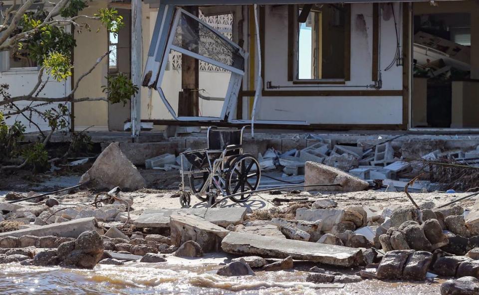 Una silla de ruedas en medio la destrucción causada por el huracán Ian en Matlacha, Florida, el martes 4 de octubre de 2022.