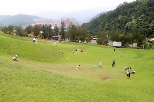 【台北文山區】福德坑環保復育公園─滑草、放風箏、騎單車！