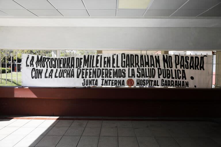 Los carteles contra la motosierra de Milei