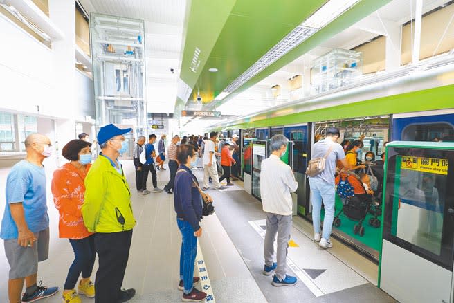 捷運綠線試營運順利，台中市長盧秀燕宣布，將於4月25日上午舉辦通車典禮，中午12時正式通車。（盧金足攝）