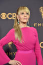 <p>Jane Fonda asistió a la entrega de los Emmy en este vestido fucsia, y dejó ver que luce espectacular a sus casi 80 años/Getty Images </p>