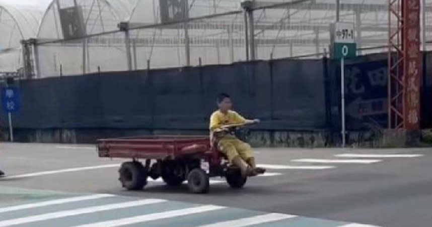 台中市新社區1名10歲男童駕駛農用搬運車過馬路，被民眾目擊拍攝上傳至網路社群平台。（圖／翻攝社會事新聞影音）