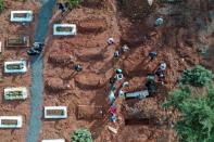 Los familiares de un fallecido por coronavirus entierran su ataúd en el cementerio Kilyos de Estambul. (Foto: Mehmet Emin Caliskan / Reuters).