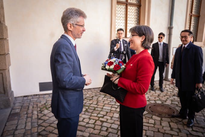 蕭美琴(右)與捷克參議院議長韋德齊(左)於捷克首都布拉格進行會面。   圖：翻攝自 @Vystrcil_Milos X 帳號