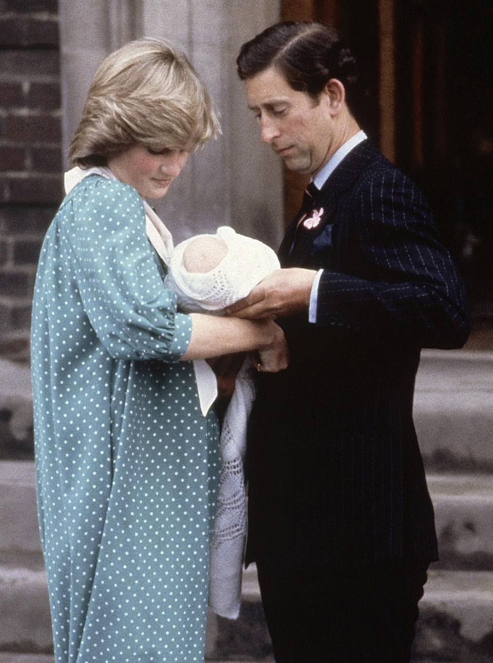 ARCHIVO - El príncipe Carlos y la princesa Diana salen del St. Mary's Hospital con su bebé recién nacido, el príncipe Guillermo, el 22 de junio de 1982 en Londres. (Foto AP/John Redman, archivo)