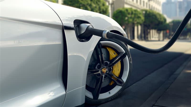 保時捷將致力於『雙E策略』，意指電氣化與eFuel合成燃料。（圖／Porsche提供）