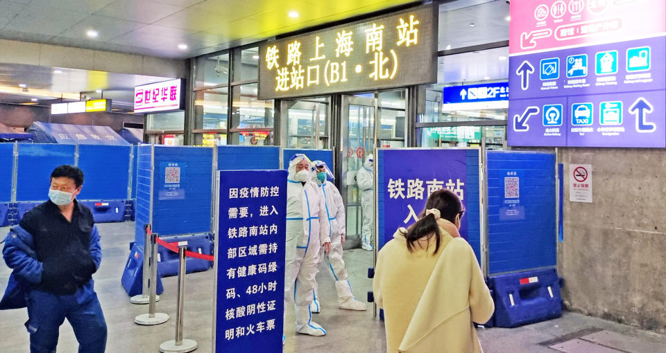 SHANGHAI, CHINA - DECEMBER 2, 2022 - A view of the epidemic prevention measures at the entrance of Shanghai Railway Station South Station in Shanghai, China, December 2, 2022. The South Railway Station of Shanghai Railway Station strictly implements the 