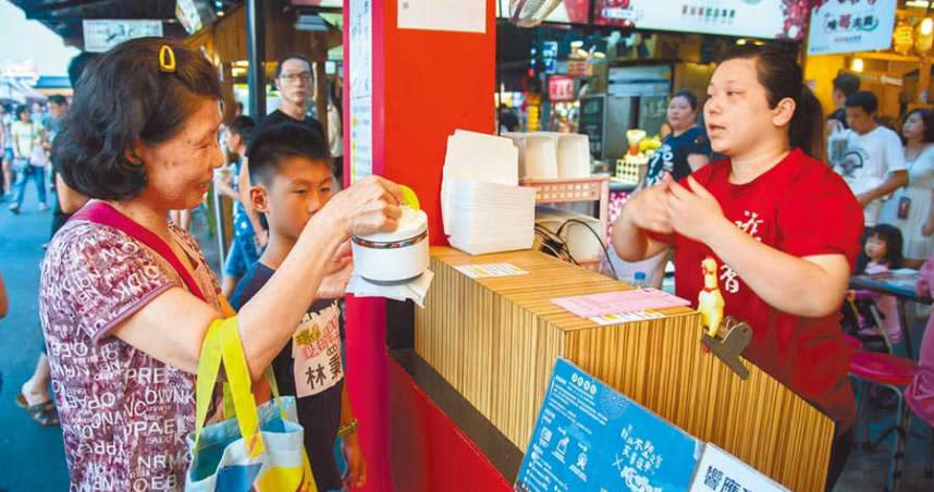 即日起至11月10日與樹林興仁夜市、新店安和夜市的「新北不塑友善夜市」logo拍照，上傳至活動頁面，就能抽大獎。（圖／新北市環保局提供）