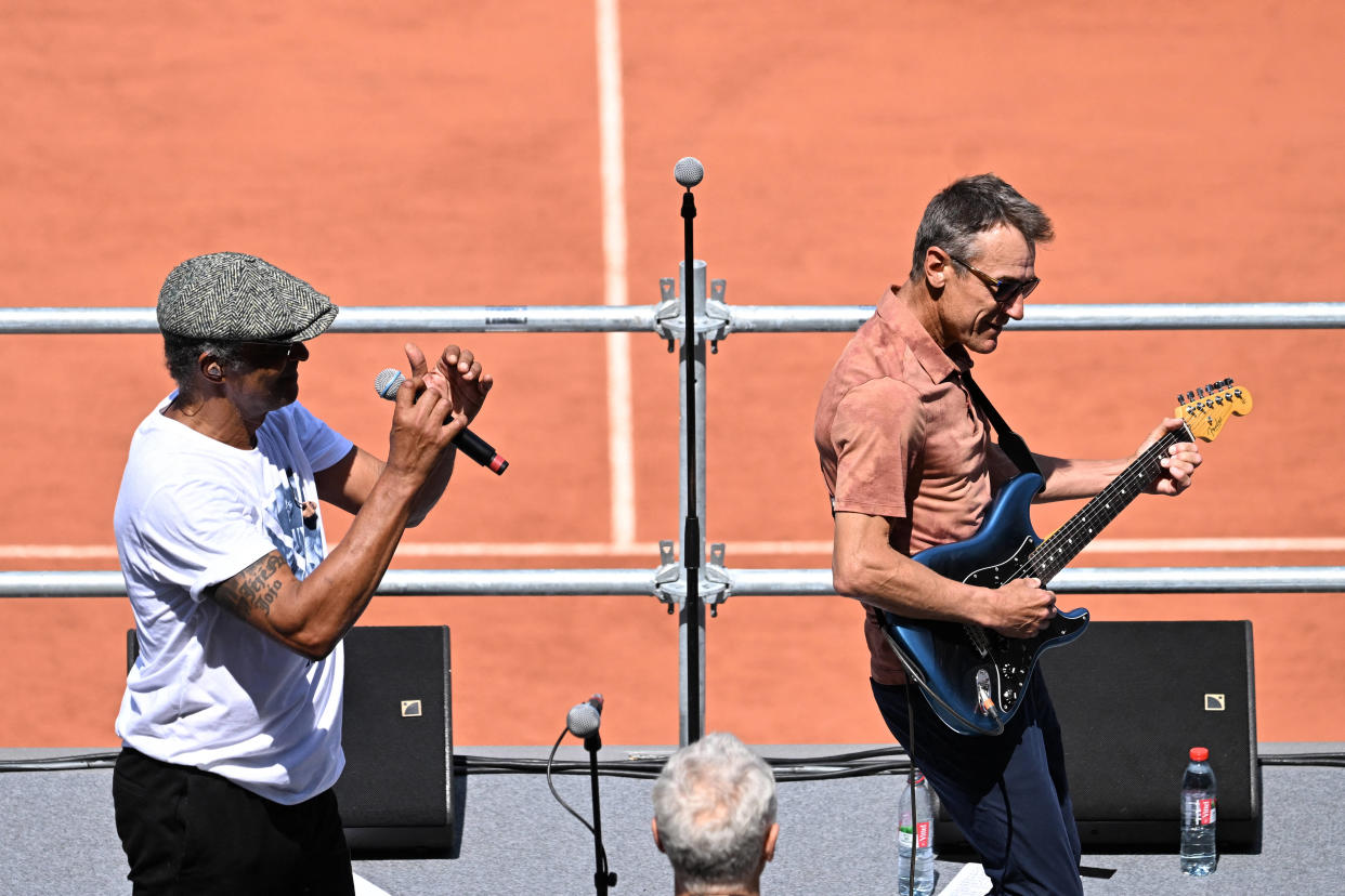 Sur la scène du court central de Roland Garros pour un concert d’anniversaire, Yannick Noah a même été rejoint à la guitare par celui qu’il avait affronté lors de la finale de 1983, le Suédois Mats Wilander. 