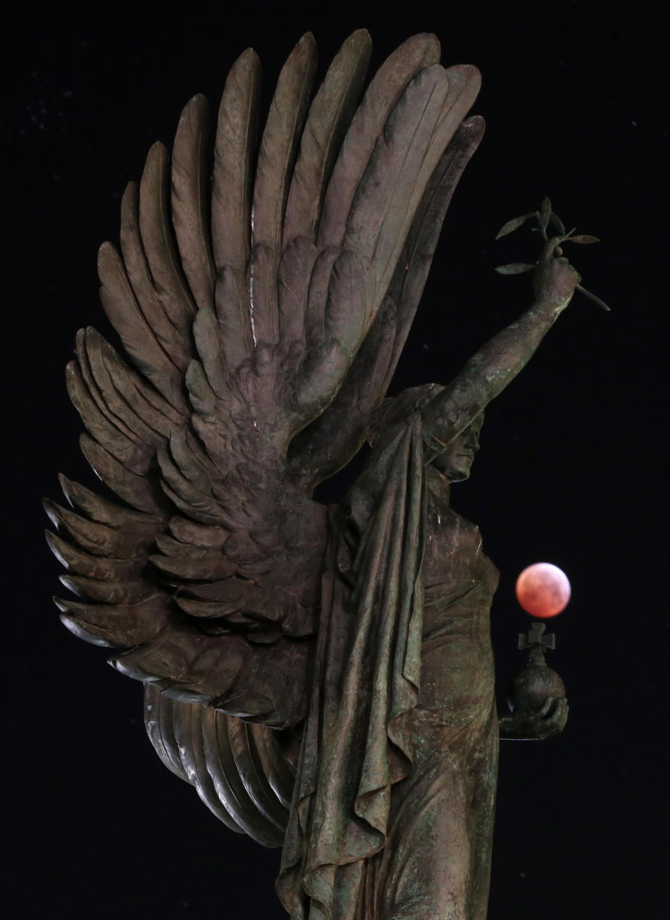 The super blood wolf moon over the peace statue on the seafront in Brighton, England.