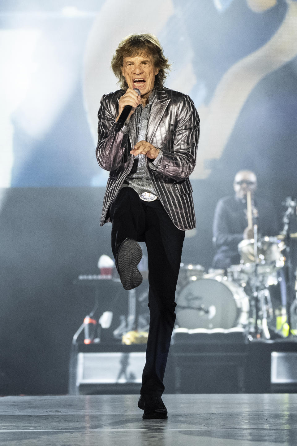 Mick Jagger de Los Rolling Stones se presenta en la primera noche de la etapa estadounidense de su gira "Hackney Diamonds" el domingo 28 de abril de 2024 en Houston. (Foto Amy Harris/Invision/AP)