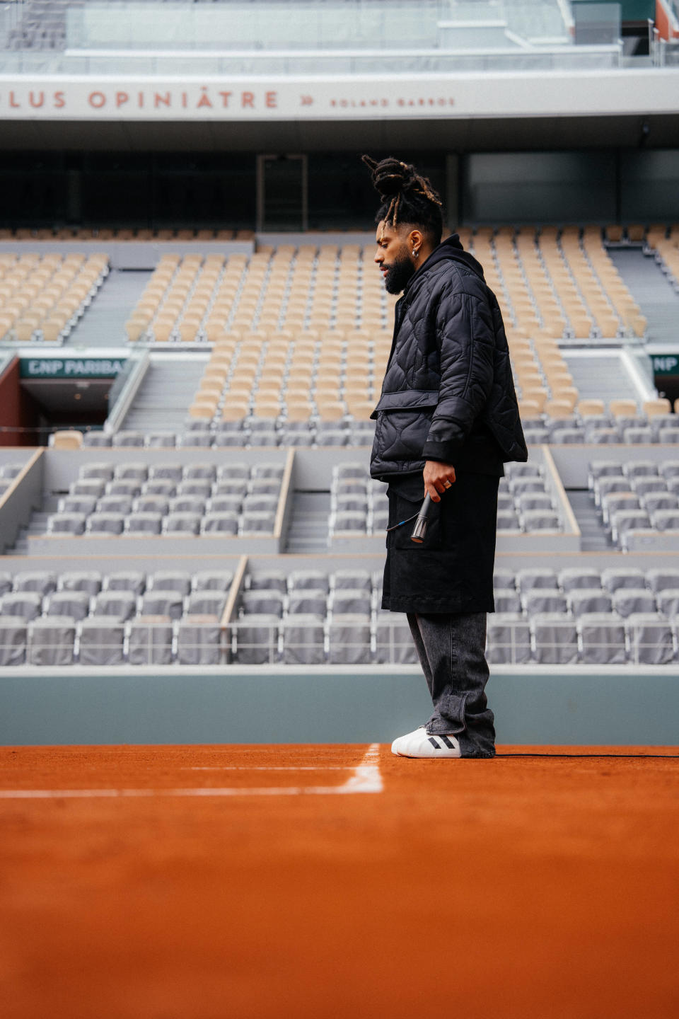 Fary a repéré le court central de Roland-Garros où il se produira en juillet.