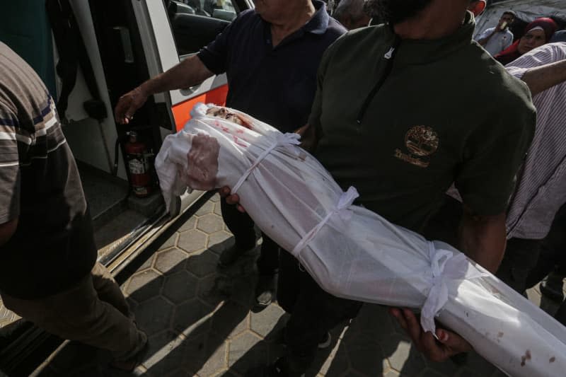 Palestinians mourn a child relative at the Aqsa Martyrs Hospital in Deir el-Balah, who was killed in Israeli bombardments in the central Gaza Strip, amid Israel's ongoing war in Gaza. Omar Ashtawy/APA Images via ZUMA Press Wire/dpa