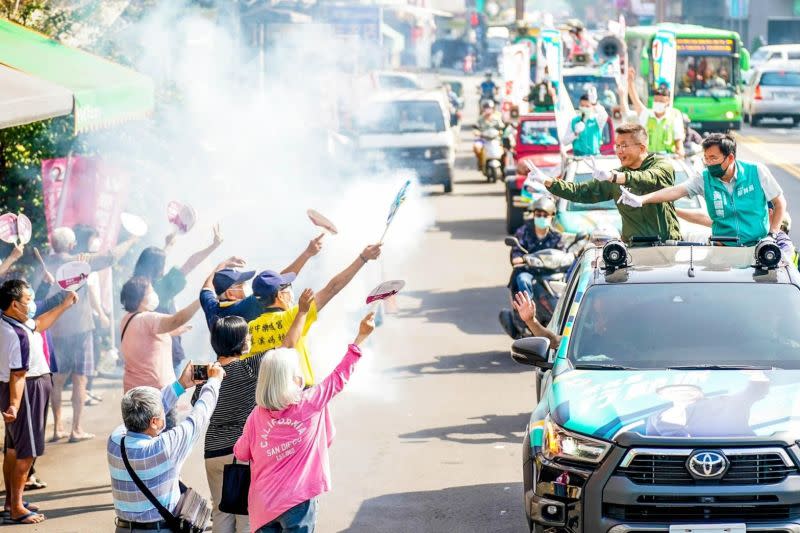 ▲蔡其昌車隊掃街，民眾熱情相迎，林右昌認為，台中人的熱情已慢慢被喚出來。（圖／蔡其昌競總提供，2022.11.17）