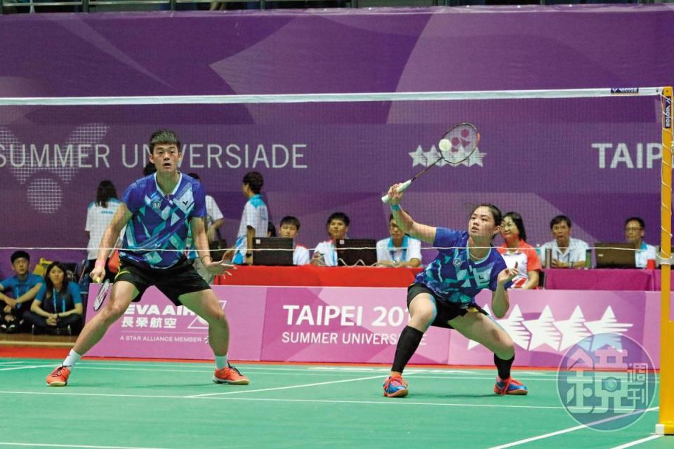 大同高中校友李佳馨（左）在去年世大運與王麒麟搭檔，順利贏得羽球混雙金牌。
