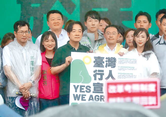 民進黨主席賴清德（中）主張台灣在憲法國名是中華民國，且「沒有獨立路徑」。「台獨理論大師」林濁水認為賴清德是在多重因素壓力下才如此講，賴也許很快會在適當時機解釋。（鄭任南攝）