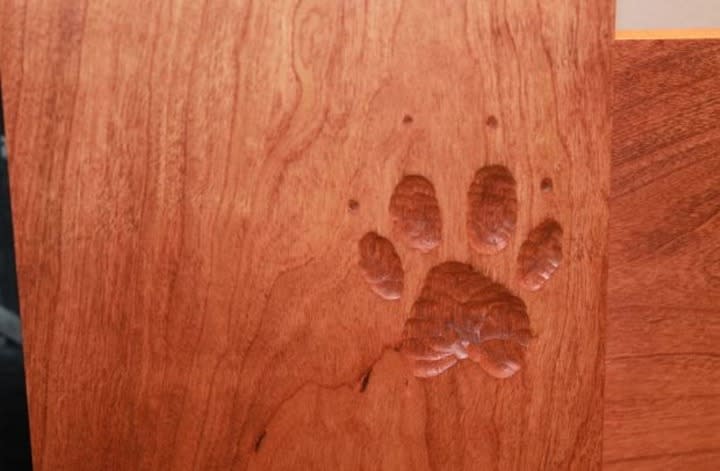 La base de la cama tiene huellas de perro talladas sobre la madera. “Creemos que esto será una gran novedad. Mucha gente deseará comprar algo así, pues todos tenemos más de una mascota con la que nos gustar dormir”, contó Mariesa al diario Metro.