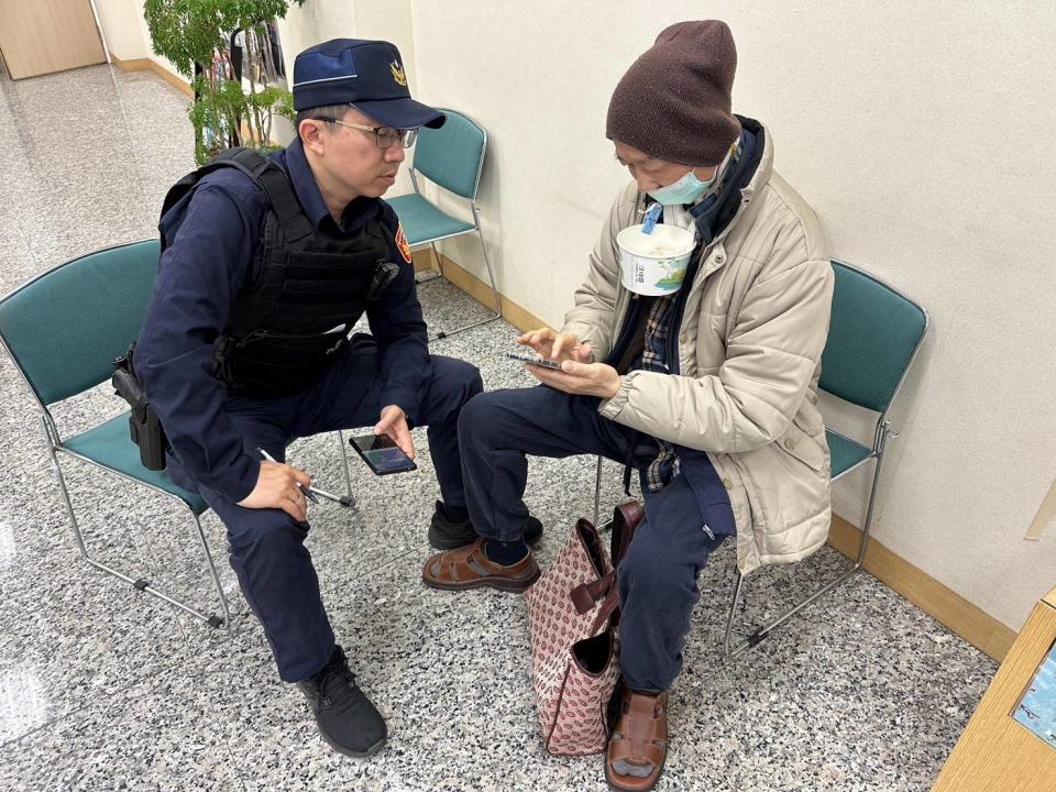 民眾秀出手機由警方檢視確定詐騙。(圖/記者澄石翻攝)