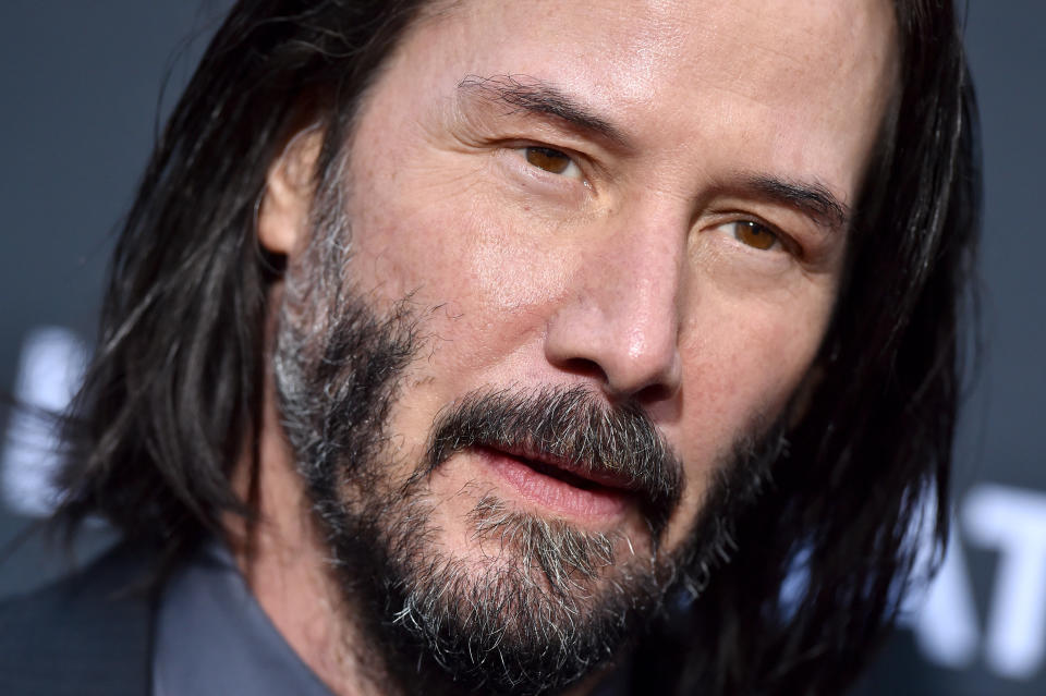 Keanu Reeves lässt sich gerne mit Fans fotografieren – berührt sie dabei jedoch nicht. (Foto: Getty Images)