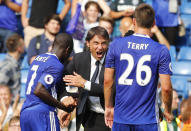 Football Soccer Britain - Chelsea v Burnley - Premier League - Stamford Bridge - 27/8/16 Chelsea manager Antonio Conte celebrates with N'Golo Kante and John Terry at full time Reuters / Eddie Keogh Livepic EDITORIAL USE ONLY. No use with unauthorized audio, video, data, fixture lists, club/league logos or "live" services. Online in-match use limited to 45 images, no video emulation. No use in betting, games or single club/league/player publications. Please contact your account representative for further details.