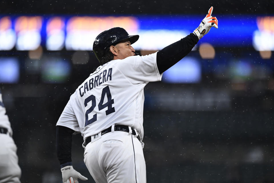 Miguel Cabrera festeja luego de batear un jonrón para los Tigres de Detroit ante los Reales de Kansas City, en el juego del miércoles 27 de septiembre de 2023 (AP Foto/José Juárez)