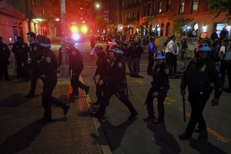 Agentes del Departamento de Policía de Nueva York avanzan hacia la entrada de la Universidad de Columbia, el martes 30 de abril de 2024, en Nueva York. (AP Foto/Julius Motal)