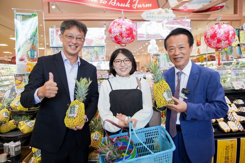 翁章梁日本超市推廣嘉義鳳梨 嘉義縣長翁章梁（右）與打貓果菜生產合作社理事主 席陳映延（左）9日一同在日本丸久超市推廣「蜜甘 味」嘉義鳳梨，了解當地銷售情形。 （嘉義縣政府提供） 中央社記者蔡智明傳真  113年7月9日 