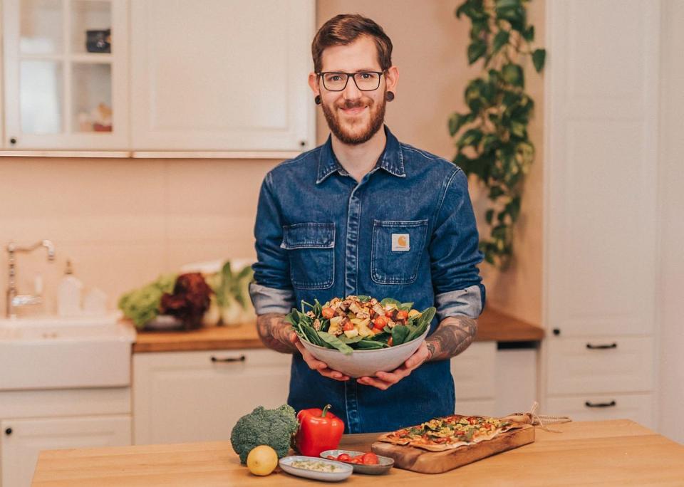 "Vegan-Fluencer" Philipp Steuer soll auf die Kompetenz von Aldi Süd in Sachen vegane Ernährung aufmerksam machen. (Bild: Aldi Süd)